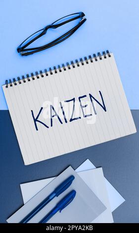 Textanzeige Kaizen wird geschrieben. Wort für eine japanische Unternehmensphilosophie der Verbesserung der Arbeitsmethoden Stockfoto