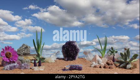 Chakra-Steine und Blumen auf australischem rotem Sand Stockfoto