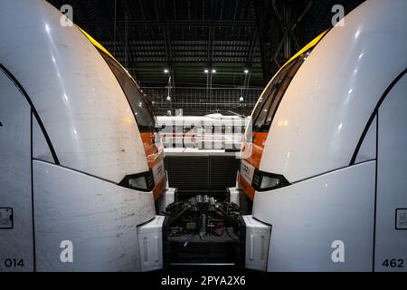 Bild der Bahnsteige des Kölner Hbf in Köln. Der Kölner Hauptbahnhof oder der Kölner Hauptbahnhof ist ein Bahnhof in Köln. Die s Stockfoto