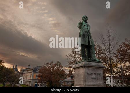 Bild der Arndt-Statue in Bonn. Das Arndt-Denkmal ist eine große Bronzestatue von Ernst Moritz Arndt, die auf dem Alt Zoll in Bonn steht. ICH Stockfoto