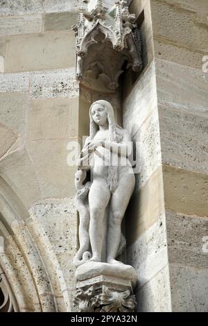 Statue einer Frau auf der Außenseite der St. James Church in Rothenburg Stockfoto