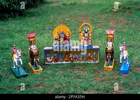 Kolu Toys, Dasavatara, zehn Avatare Inkarnationen von Lord Vishnu Papiermaschinen arbeiten in Cuddalore, Tamil Nadu, Südindien, Indien, Asien Stockfoto