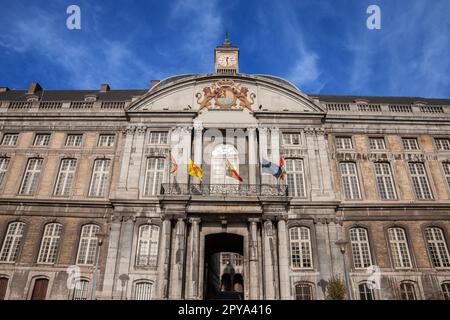 Das Bild des Lüttich Palais des Princes mit Schwerpunkt auf dem Haupteingang. Der Palast der Fürsten-Bischöfe (Palais des Princes-Evêques) ist ein Stockfoto