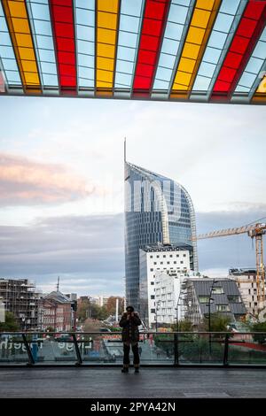 Bild eines typischen Panoramas auf das Stadtzentrum von Lüttich, Belgien, mit Tour des Finances vom Bahnhof Guillemins aus gesehen. Tour Paradis, auch Comm Stockfoto
