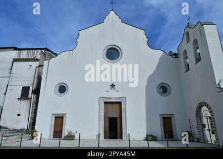 Die Fassade der kleinen Kirche in Guardia Sanframondi, einer Stadt in der Provinz benevento, Italien. Stockfoto