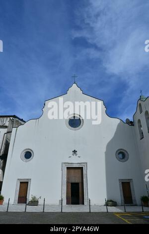 Die Fassade der kleinen Kirche in Guardia Sanframondi, einer Stadt in der Provinz benevento, Italien. Stockfoto