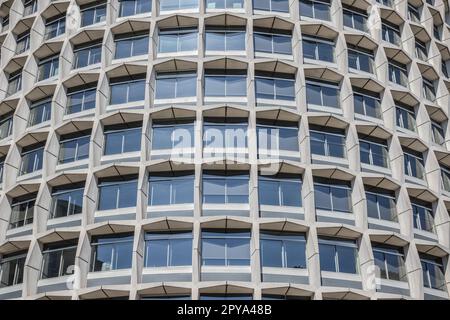 Wiederkehrendes Muster, ein zylindrisches Gebäude, eine Kemble Street, alias Space House, in London, Großbritannien Stockfoto