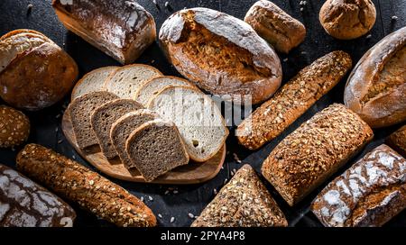 Verschiedene Backwaren, einschließlich Laafs mit Brot und Brötchen Stockfoto