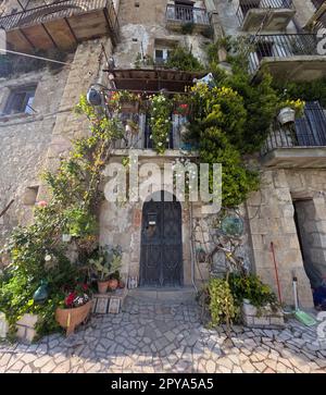 Eingang eines alten Hauses in der Kleinstadt Guardia Sanframondi in der Provinz Benevento, Italien. Stockfoto