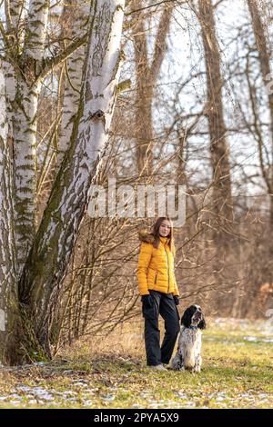 Ein Teenager im Park mit einem Hund. englischer Setter Stockfoto