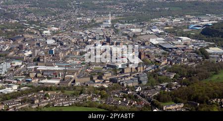 Luftaufnahme des Stadtzentrums von Huddersfield vom Süden und inkl. Huddersfield University im Vordergrund und Leeds Road Industrie usw. auf der rechten Seite Stockfoto