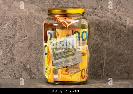 Glasbehälter mit Euro-Währung Stockfoto