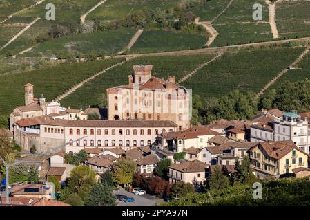 Die Stadt Barolo mit dem Schloss Falletti in der Region Langhe. Piedmont, Italien Stockfoto