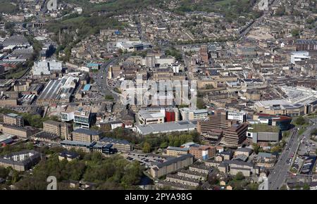 Blick aus der Vogelperspektive auf das Stadtzentrum von Huddersfield aus dem Süden, einschließlich der Huddersfield University im Vordergrund, West Yorkshire Stockfoto