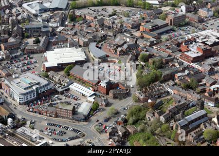 Luftaufnahme des Stadtzentrums von Macclesfield mit dem Aldi Supermarkt, Silkworks Einzelhandelsgebäude, dem Queens Hotel, dem Health Hub und dem Busbahnhof Stockfoto
