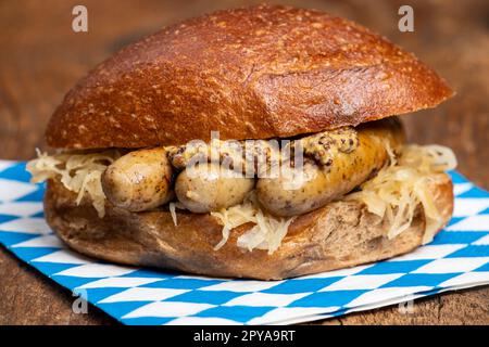 Gegrillte Würstchen in einem Brötchen Stockfoto