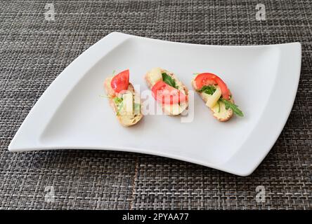 Gegrillter Lachs mit Rosmarin, Karotten und Kartoffeln Stockfoto