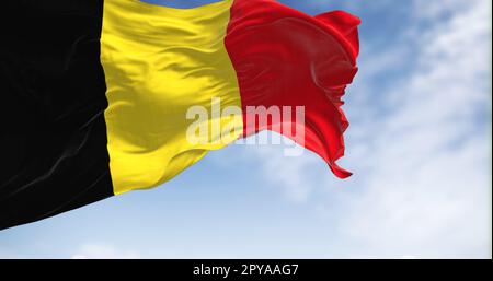 Die belgische Nationalflagge winkt an einem klaren Tag Stockfoto