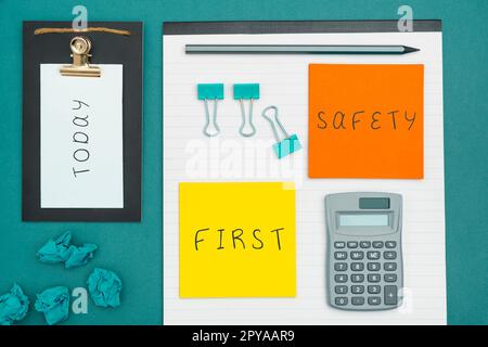 Textunterschrift mit der Darstellung von Sicherheit zuerst. Geschäftsidee Vermeiden Sie unnötige Risiken sicher leben Seien Sie vorsichtig Achten Sie auf Stockfoto