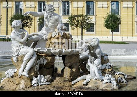 Donau, Inn und Enns Statuen im Schloss Schönbrunn in Wien Stockfoto