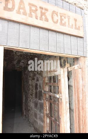 Yuma, Arizona. USA. 2/15/2023. Yuma Territorialgefängnis, DUNKLE ZELLE. Die dunkle Zelle, die seitlich vom Hügel herausgeschnitten wurde, war 10 m x 10 m groß. Stockfoto