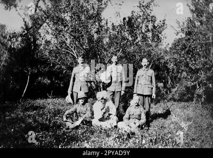Eine Gruppe von R-Brigaden-Soldaten in einem Orangenhain in Amritsar, im indischen Staat Punjab. Eine Gruppe von sechs Soldaten, drei sitzend und drei stehend, auf einer Lichtung mit Bäumen im Hain dahinter. Dezember 1917. Von einem Schnappschuss aus dem Ersten Weltkrieg, der in Indien aufgenommen wurde. Stockfoto