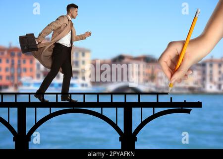Eine Frau, die eine Brücke zieht, um einem Geschäftsmann zu helfen. Verbindung, Beziehungen, Support und Geschäftskonzept Stockfoto
