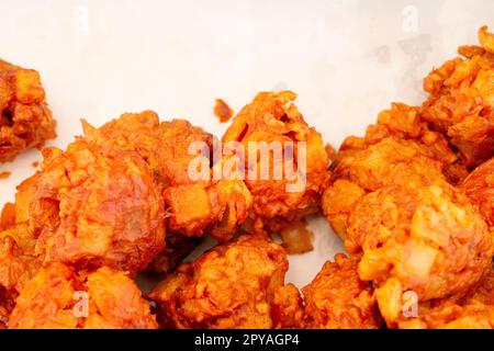 Italien, Street Food Festival, indisches lokales Snack Food namens Pakora, Kartoffeln, Zwiebeln, Gewürze, hergestellt aus Kichererbsenmehl Stockfoto