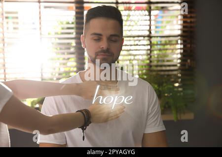 Das Konzept der Hoffnung. Junger Mann während der Heilstunde Stockfoto