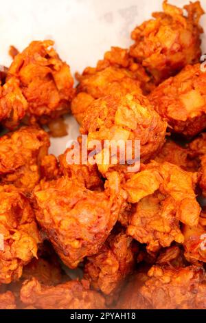 Italien, Street Food Festival, indisches lokales Snack Food namens Pakora, Kartoffeln, Zwiebeln, Gewürze, hergestellt aus Kichererbsenmehl Stockfoto