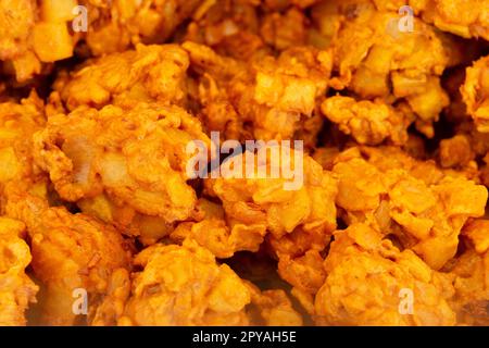 Italien, Street Food Festival, indisches lokales Snack Food namens Pakora, Kartoffeln, Zwiebeln, Gewürze, hergestellt aus Kichererbsenmehl Stockfoto