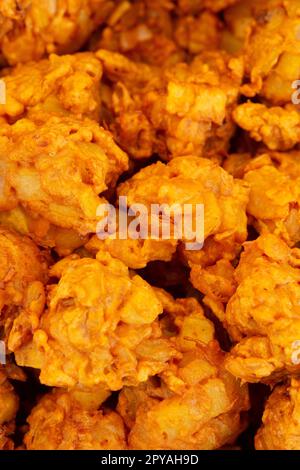 Italien, Street Food Festival, indisches lokales Snack Food namens Pakora, Kartoffeln, Zwiebeln, Gewürze, hergestellt aus Kichererbsenmehl Stockfoto