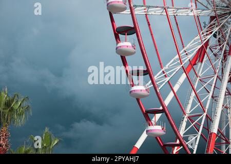 Wunderschönes großes Riesenrad gegen schwere Regenwolken im Freien. Platz für Text Stockfoto