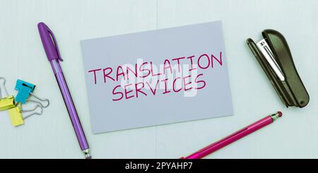 Schreiben Anzeigen von Text Translation Services. Geschäftsansatz, der Mitarbeitern die Übersetzung von Sprache ermöglicht Stockfoto
