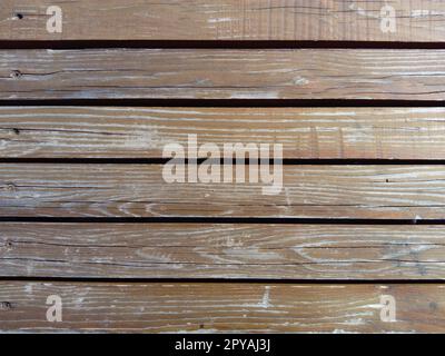 Wunderschöne, glatte, unlackierte, gehämmerte Bretter. Holzfläche mit Rissen. Eine Plattform oder Treppe aus Holz. Schreiner- und Zimmereiprodukt. Die Textur des natürlichen Materials. Stockfoto