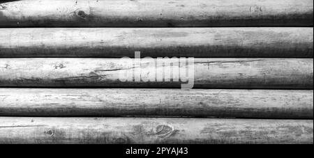 Der Holzhintergrund ist Teil einer Blockhütte. Holzstruktur. Schwarzweißbild, Schwarzweiß. Stockfoto