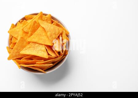 Tortilla-Chips (Nachos) in Schüssel auf weißem Hintergrund, Draufsicht Stockfoto