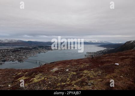 Blick über die Stadt TromsÃ¸ in Norwegen zu den Bergen und Fjorden im Hintergrund Stockfoto
