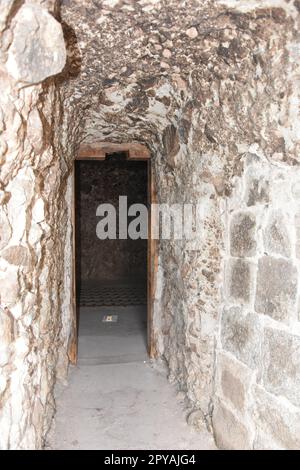 Yuma, Arizona. USA. 2/15/2023. Yuma Territorialgefängnis, DUNKLE ZELLE. Die dunkle Zelle, die seitlich vom Hügel herausgeschnitten wurde, war 10 m x 10 m groß. Stockfoto