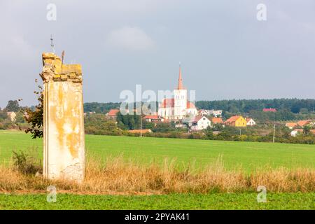 Dorf Konice mit kalvarienberg in der Region Znojmo, Tschechische Republik Stockfoto