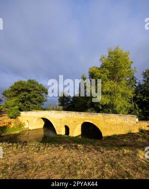 Romanische Brücke von Artigue und Fluss Osse in der Nähe von LarressSingle auf dem Weg nach Santiago de Compostela, UNESCO-Weltkulturerbe, Departement Gers, Frankreich Stockfoto