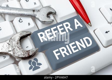 Schreiben mit Text „Freunde werben“. Wort für Empfehlung Benennen Sie eine für die Aufgabe qualifizierte Person Stockfoto