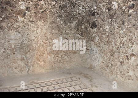 Yuma, Arizona. USA. 2/15/2023. Yuma Territorialgefängnis, DUNKLE ZELLE. Die dunkle Zelle, die seitlich vom Hügel herausgeschnitten wurde, war 10 m x 10 m groß. Stockfoto