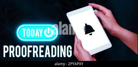 Textbeschriftung zur Darstellung des Korrekturlesens. Geschäftsbeispiele wie Lesen und Markieren von Rechtschreibfehlern, Grammatik- und Syntaxfehlern Stockfoto