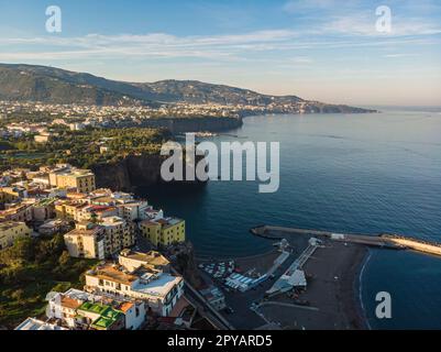 Atemberaubender Sommerblick von der fliegenden Drohne von Meta, Comune in der Metropolitan City von Neapel, Region Kampanien, Italien, Europa. Wundervolle Meereslandschaft der Medite Stockfoto