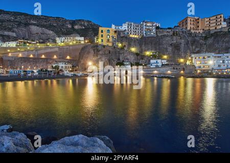 Blick auf die Amalfiküste und das Dorf Meta, Italien. Strandresort. Stockfoto