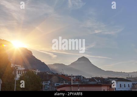Blick auf die Amalfiküste und das Dorf Meta, Italien. Strandresort. Stockfoto