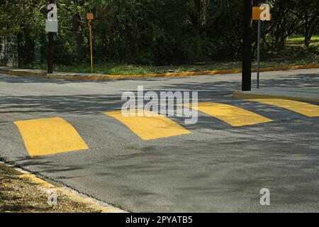 Bodenschwelle auf leerer Straße. Straßenregeln Stockfoto
