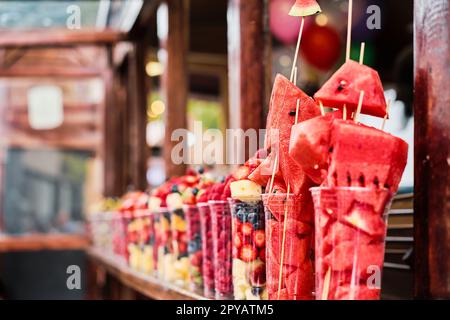 Frischobstgeschäft, selektiver Fokus. Frisches Obst in Gläsern, selektiver Fokus, Straßenverkauf in der Altstadt, Tiflis Stockfoto