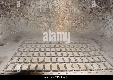 Yuma, Arizona. USA. 2/15/2023. Yuma Territorialgefängnis, DUNKLE ZELLE. Die dunkle Zelle, die seitlich vom Hügel herausgeschnitten wurde, war 10 m x 10 m groß. Stockfoto